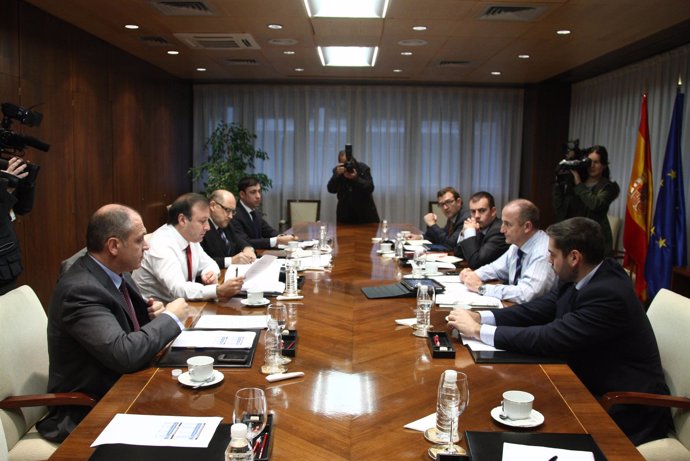 Reunión del ministro de Industria, Miguel Sebastián, con los responsables de Tur