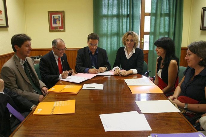 Ayuntamiento Y Caja Mediterránea Firman Un Convenio Para La Puesta En Marcha Del