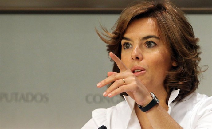 Soraya Sáenz de Santamaría, señalando