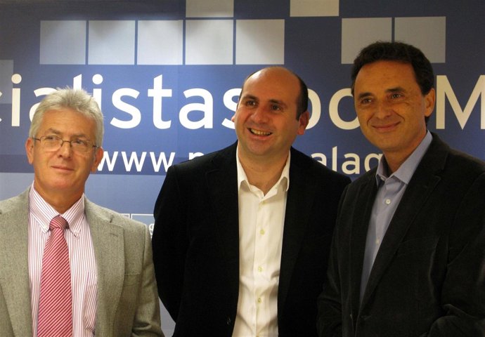 El secretario de Comunicación del PSOE, Francisco Conejo, el secretario general 