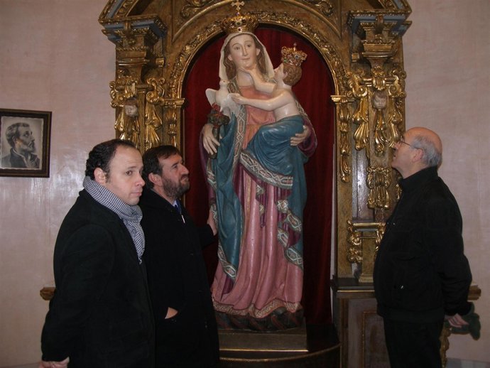 El consejero Corpas, ante la talla de la Virgen de la O, junto al Lozano y Villa