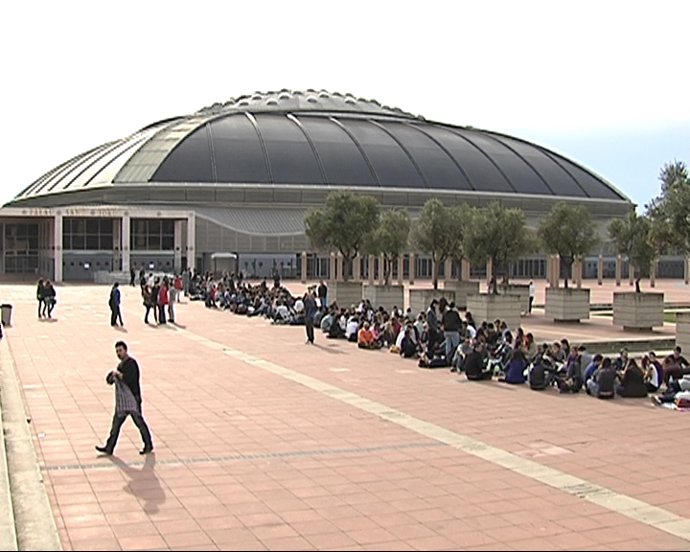 Centenares de fans esperan a Lady Gaga.