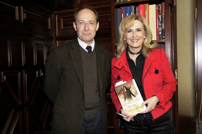 El consejero de Medio Ambiente, José Juan Díaz Trillo, y la periodista Nieves He