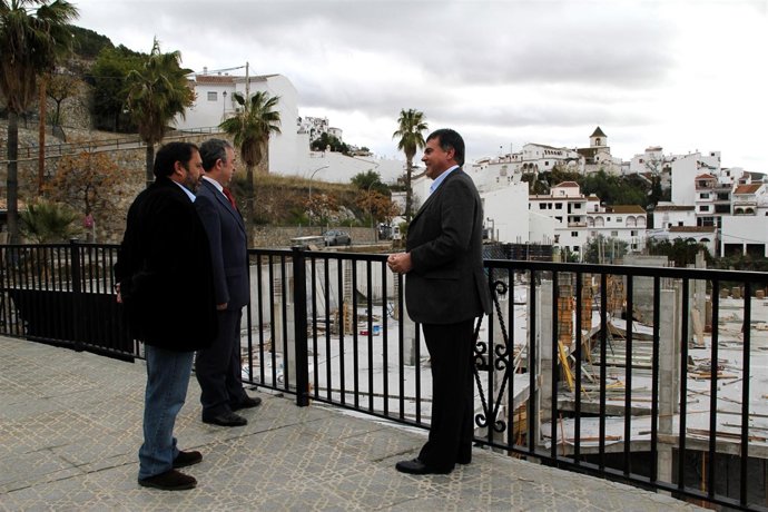 Pendón visita las obras del aparcamiento municipal de Canillas de Aceituno