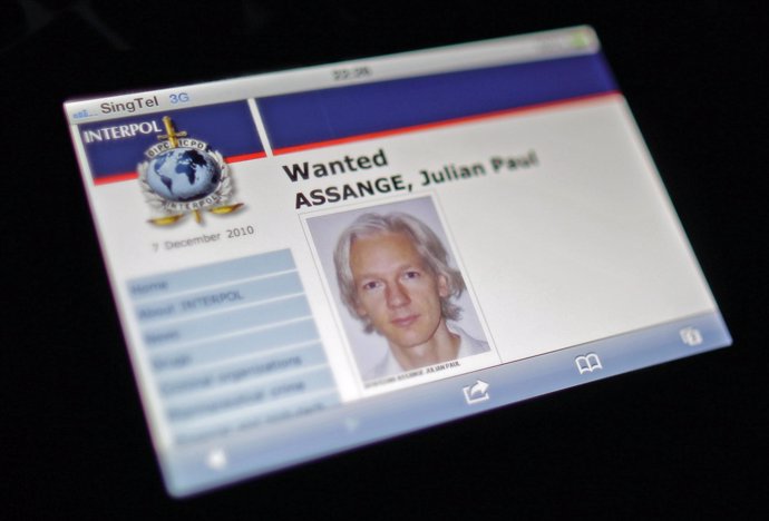 Pantalla de la Interpol con una foto de Julian Assange