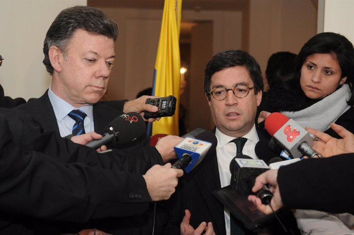 El presidente colombiano, Juan Manuel Santos; con el titular del BID, Luis Alber