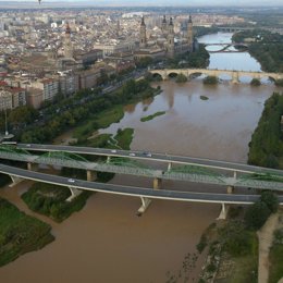 Río Ebro, vista general y Puente de Piedra (Zaragoza)