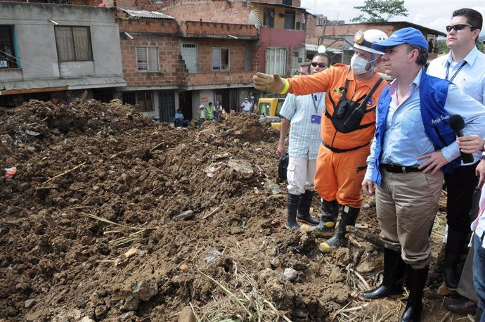 El presidente colombiano, Juan Manuel Santos, en la zona de la tragedia en Bello