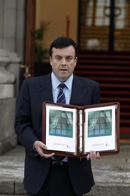 El ministro de Finanzas irlandés, Brian Lenihan, muestra los presupuestos de 201