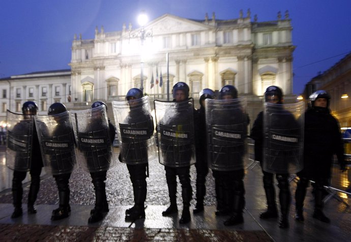 Protestas ante la Scala de Milán por los recortes culturales