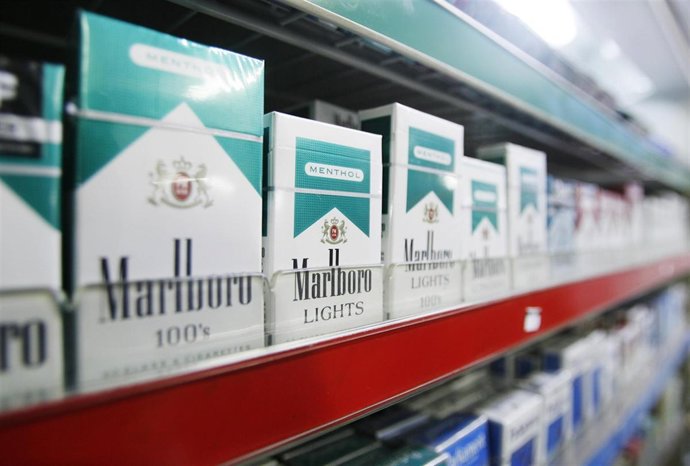 Paquetes de Marlboro light en estanterías