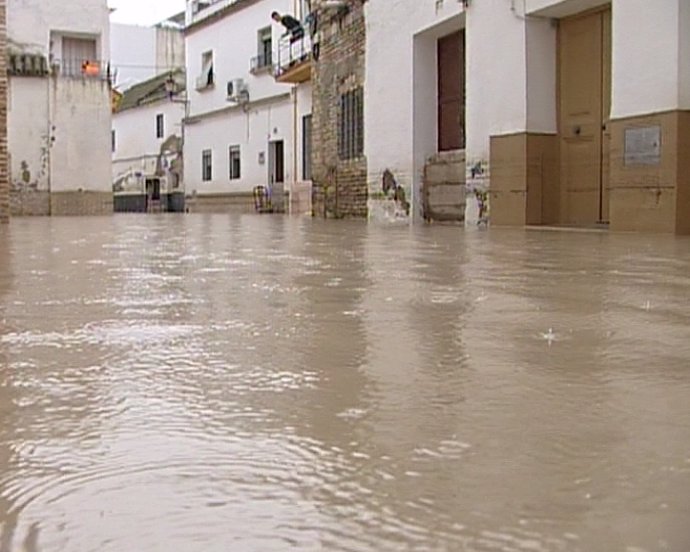 Vecinos de Ecija se afanan en las tareas de limpiza tras las inundaciones