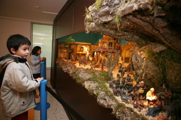 Un niño observa el Belén de Camargo. 