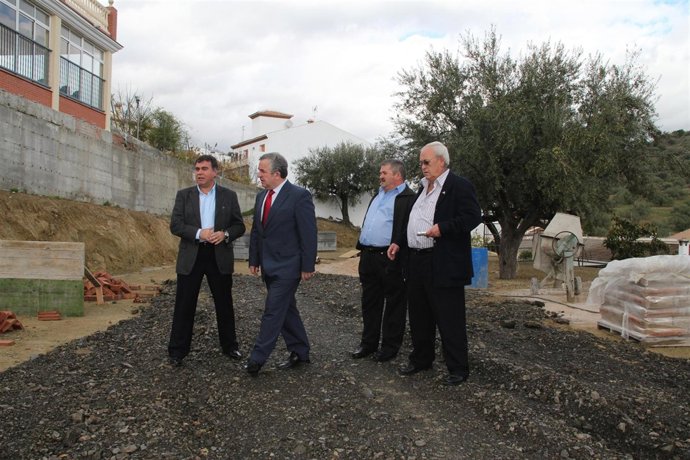 Pendón visita las obras del parque Haza del Olivo en La Viñuela