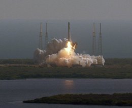Cápsula espacial privada 'Dragon' despegando en un cohete Falcon 9 de Cabo Cañav