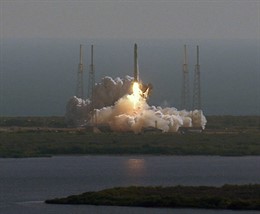 Cápsula espacial privada 'Dragon' despegando en un cohete Falcon 9 de Cabo Cañav