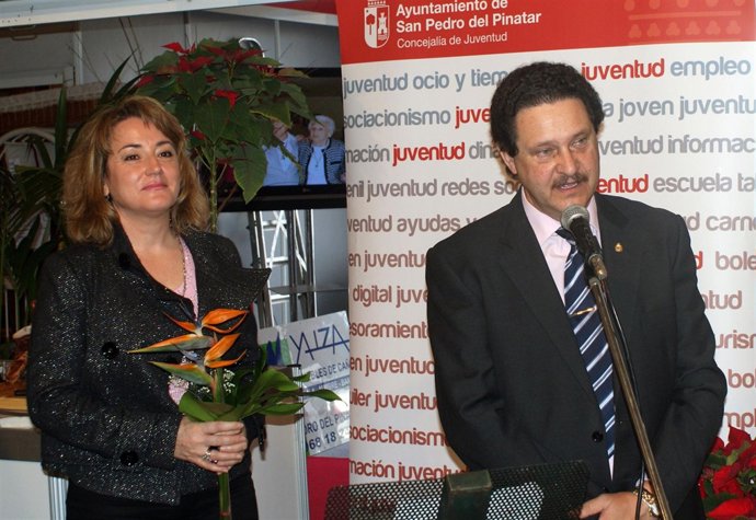 El alcalde de San Pedro del Pinatar, José García, y la concejal de Comercio, Car