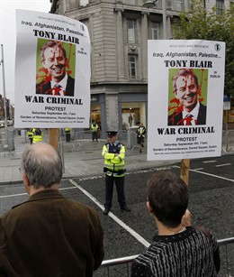 Manifestantes contra la presencia del ex primer ministro Tony Blair