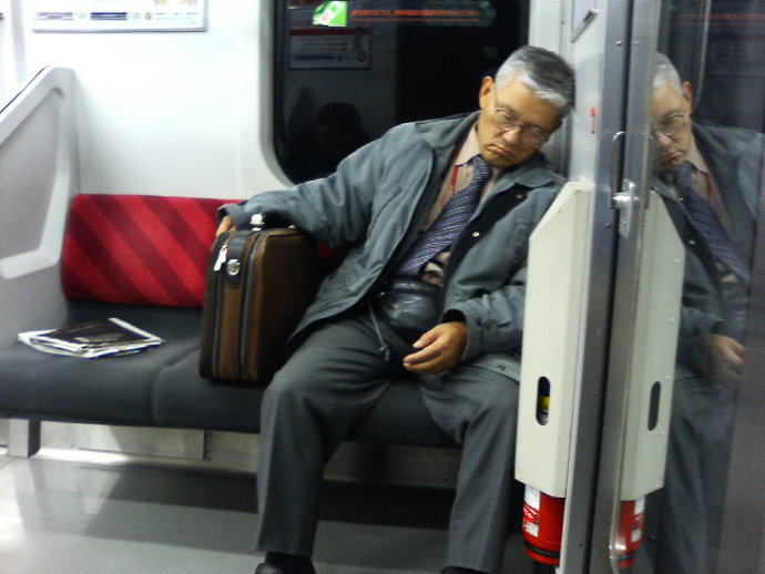 Japonés durmiendo en el metro