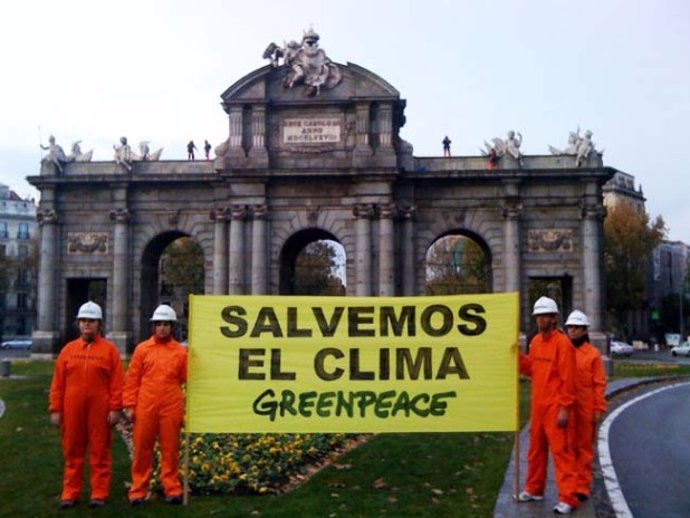 Greenpeace se encarama a la Puerta de Alcalá