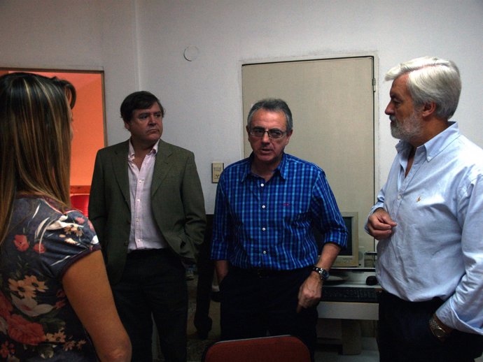 El presidente del Gobierno de Navarra, Miguel Sanz, visita el centro de atención