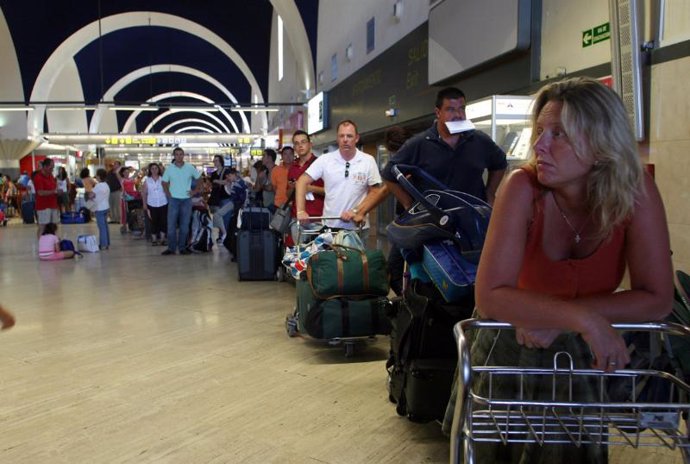 Pasajeros en el aeropuerto de Sevilla