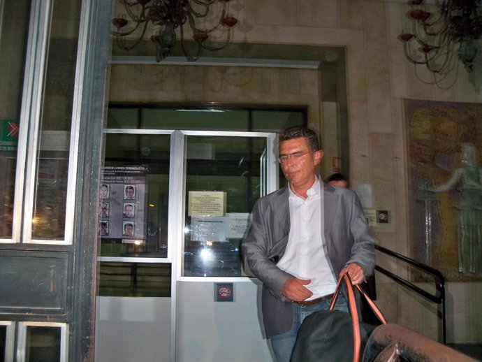 Higinio Pérez a la salida de los juzgados en octubre de 2010