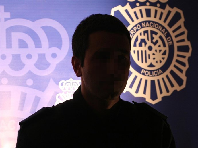 Fotografía del Policía que salvó la vida a un hombre en el Metro