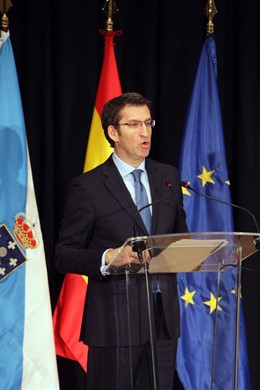 O titular da Xunta, Alberto Núñez Feijóo, acompañado de varios membros do Gobern