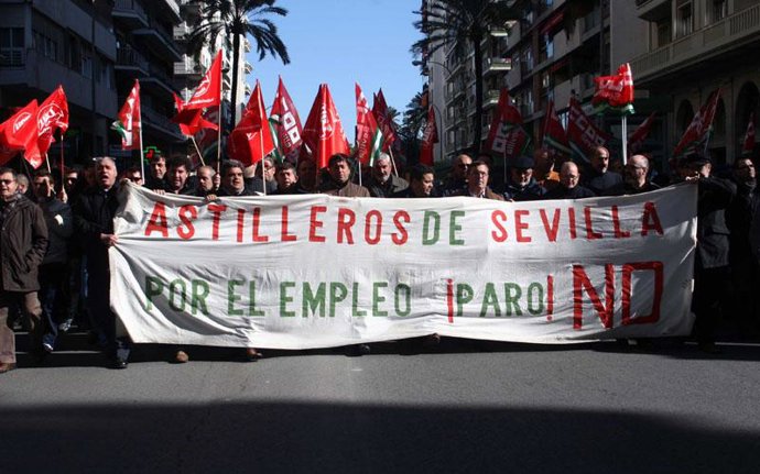 Centenares de trabajadores de astilleros de Sevilla en una manifestación celebra