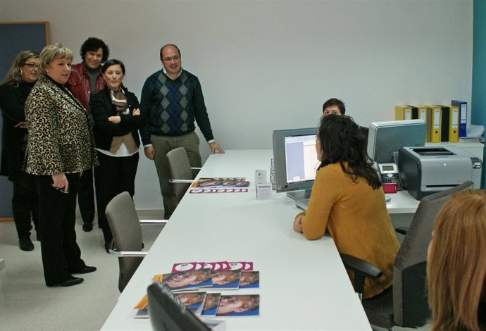 El alcalde, junto a la directora general de Violencia de Género, Teresa Moreno, 