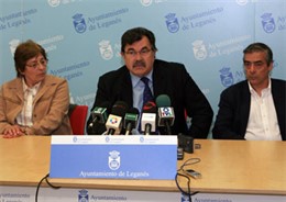 El alcalde Pérez Ráez, en el centro de la imagen