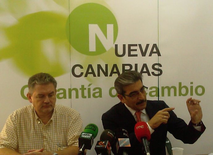El secretario de Economía de Nueva Canarias, Pedro Brito (i), y el presidente de