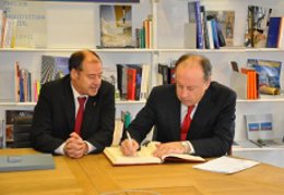 El rector de la Universidade de Vigo (izda) y el delegado del Gobierno en Galici