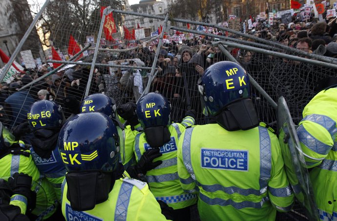 Enfrentamientos entre estudiantes universitarios y policía en Londres