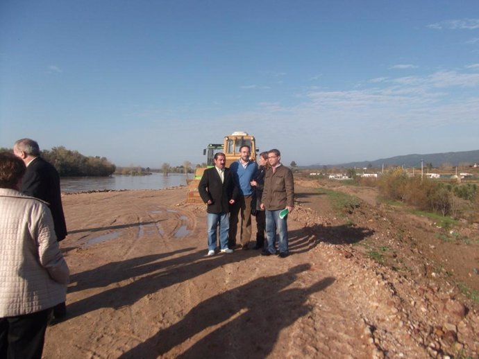 López y Castro durante la visita al margen del río Guadalquivir a su paso por An