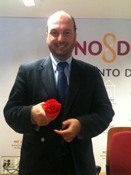 Francisco Pérez (PP) muestra la bolsa con forma de rosa repartida por el Ayuntam