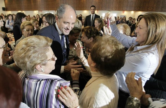 Camps saluda a integrantes de la Asociación Tyrius.