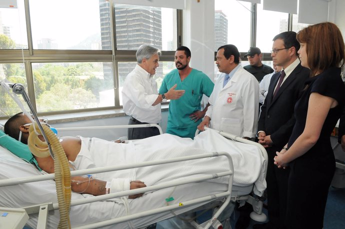 El presidente de Chile, Sebastián Piñera, visitando a los presos heridos en el i