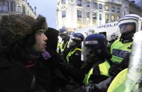 Cameron condena la violencia de "una minoría" 