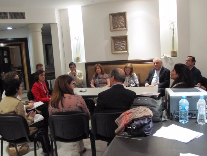 Rosa Aguilar se reúne con representantes de la sociedad civil en la Cumbre del C