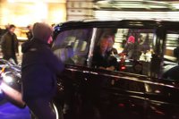 El Príncipe Carlos y Camilla, atacados por manifestantes