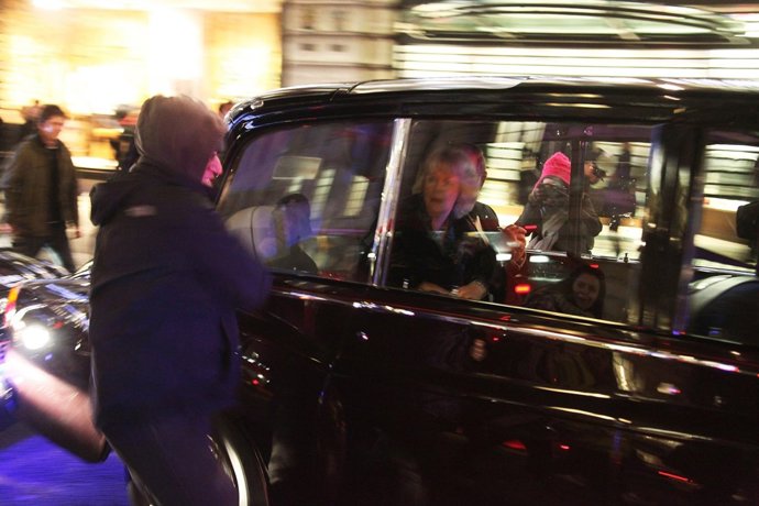 El Príncipe Carlos y Camilla Parker-Bowles, atacados por manifestantes en Londre