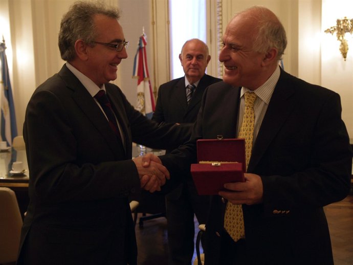 El Presidente Sanz saluda al intendente de Rosario, Miguel Lifchitz. 