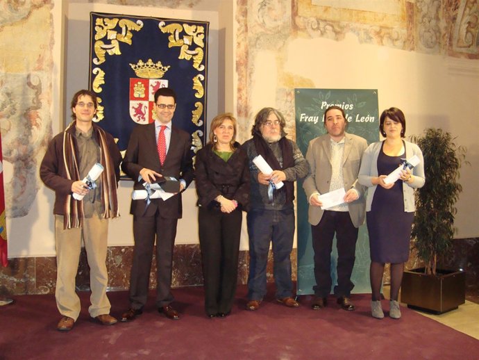 Los premiados con los Premios Fray Luis de León posan con sus diplomas.