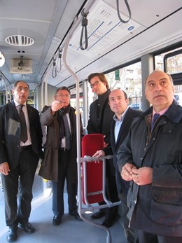 El alcalde acciona el mando de la información sonora en un bus