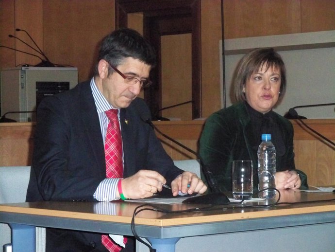 Patxi López, junto a la alcaldesa de Basauri