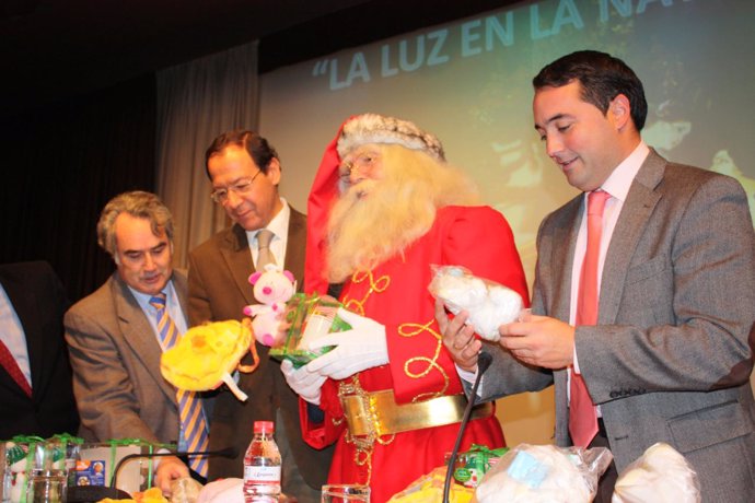 Papa Noel junto al alcalde de Murcia, el concejal de Festejos y el director terr