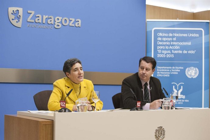 El consejero Jerónimo Blasco y la directora de la Oficina para la Década del Agu