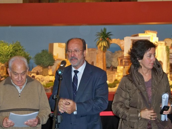 León de la Riva comparece con el belén monumental a su espalda